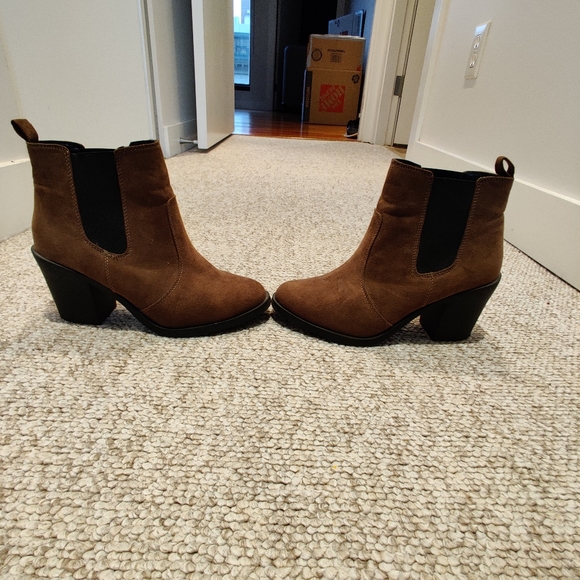 Brown faux suede booties size 6.5 - Picture 4 of 6